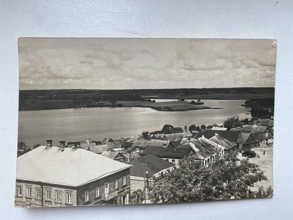 Vaizdas: įsigijęs seną atviruką su Zarasų kraštu, R.Keršys stengiasi identifikuoti jame užfiksuotas vietas, jas nufotografuoja.