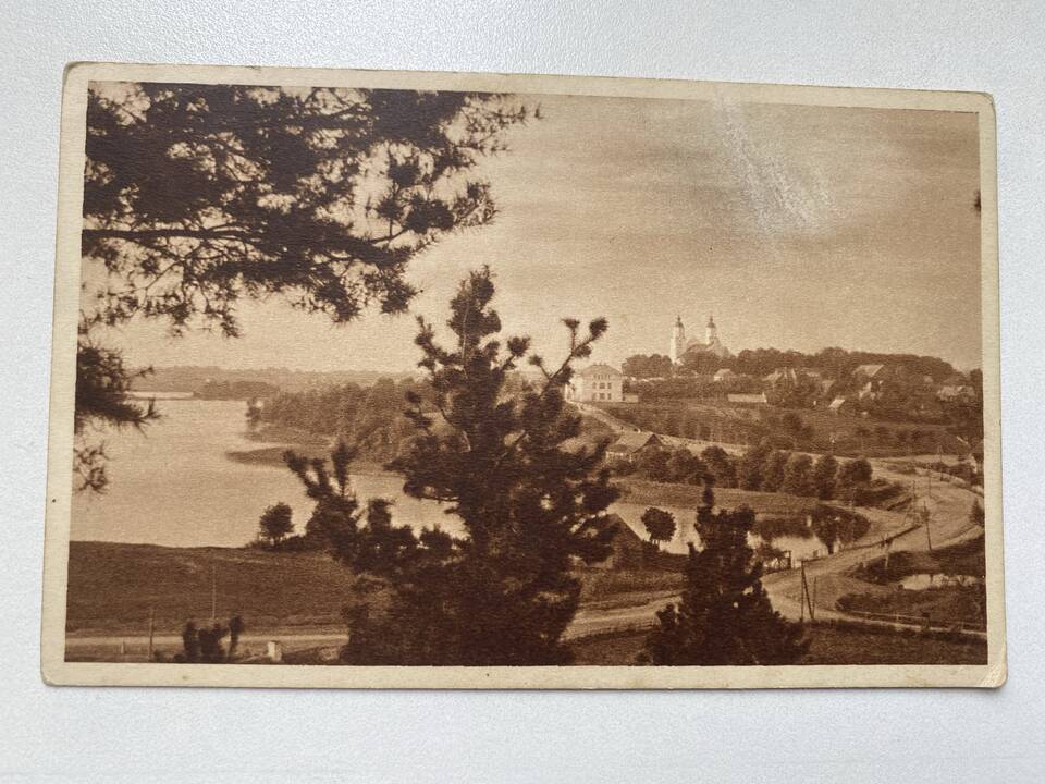Vaizdas: įsigijęs seną atviruką su Zarasų kraštu, R.Keršys stengiasi identifikuoti jame užfiksuotas vietas, jas nufotografuoja.