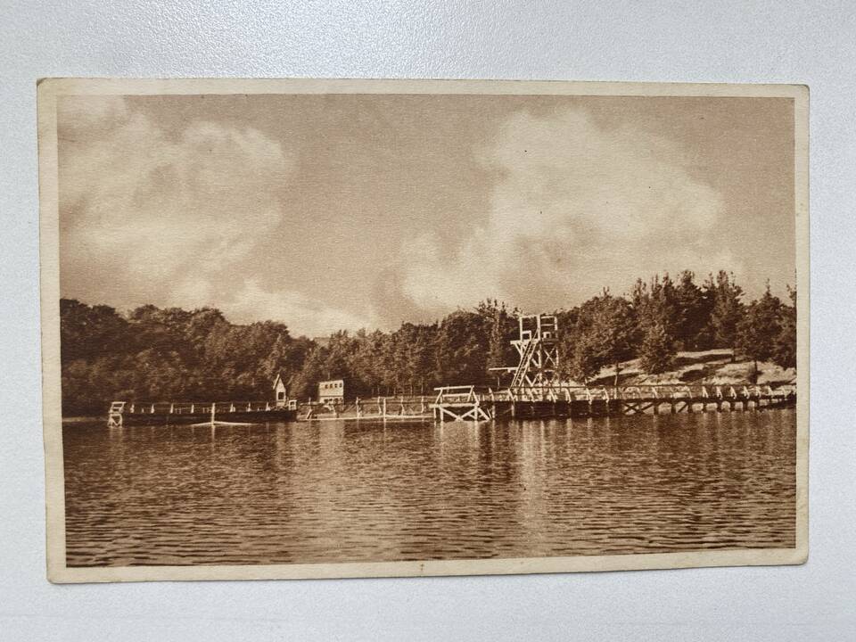 Vaizdas: įsigijęs seną atviruką su Zarasų kraštu, R.Keršys stengiasi identifikuoti jame užfiksuotas vietas, jas nufotografuoja.