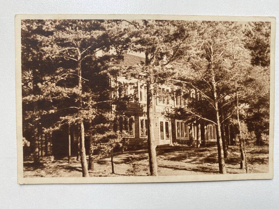 Vaizdas: įsigijęs seną atviruką su Zarasų kraštu, R.Keršys stengiasi identifikuoti jame užfiksuotas vietas, jas nufotografuoja.