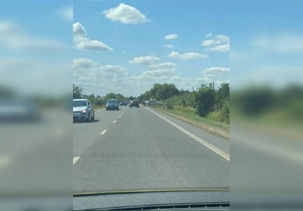 Kaune – neįprastas vaizdas: šalia kelio nutūpė lėktuvas