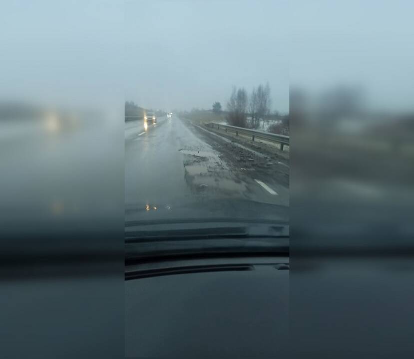 Duobė: sunku suvokti, kur keturias dienas iš eilės duobes taisė kelininkai, nes sekmadienį vairuotojai užfiksavo štai tokį vaizdą kelyje tarp Jakų ir Dituvos.
