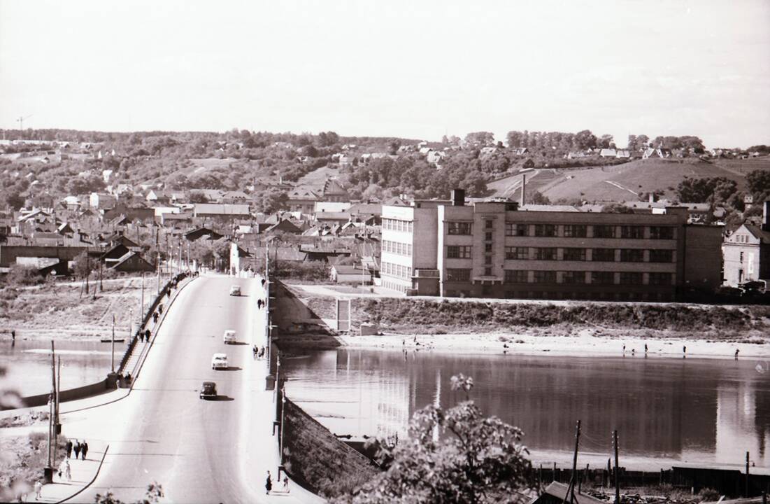 Centras: Vilijampolėje įkurdintas Kauno „Dailės“ kombinatas (nuotraukoje – 1964 m.), kuriame buvo kuriami dizaino, anuomet vadinto taikomąja daile, objektai
