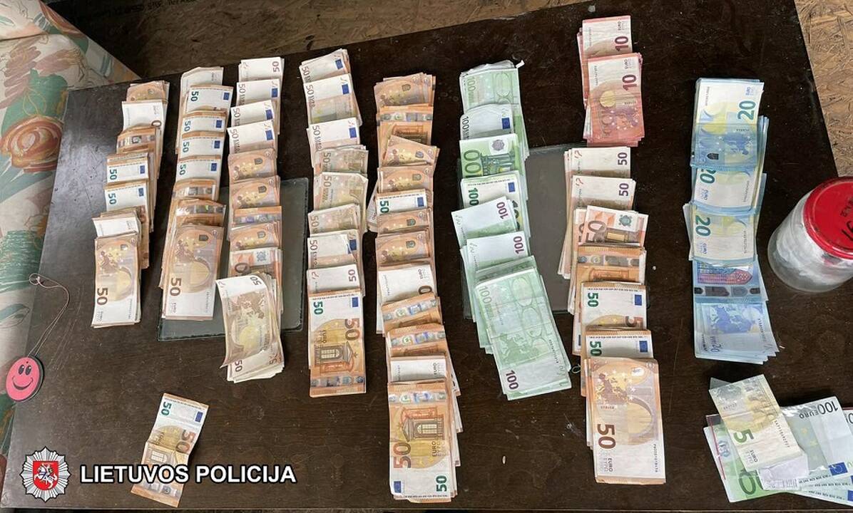 Pareigūnų laimikis: vyro namuose aptiko kontrabandinių cigarečių ir apie 35 tūkst. eurų