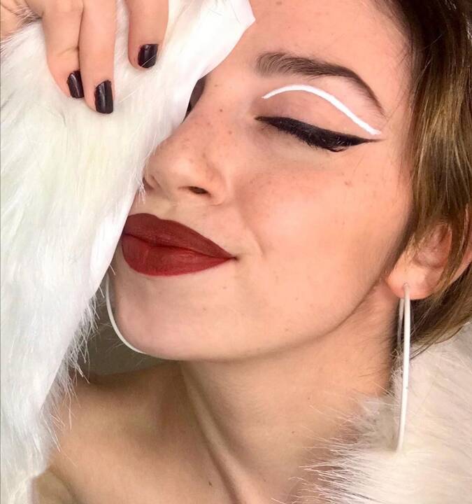 Voro kojeles primenančių blakstienų madą pradėjo septintojo dešimtmečio mados ikona, pirmasis supermodelis Twiggy.