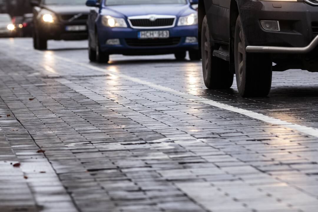 Kelių būklė ir oro sąlygos palankios, tačiau naktį jas sunkins plikledis ir rūkas