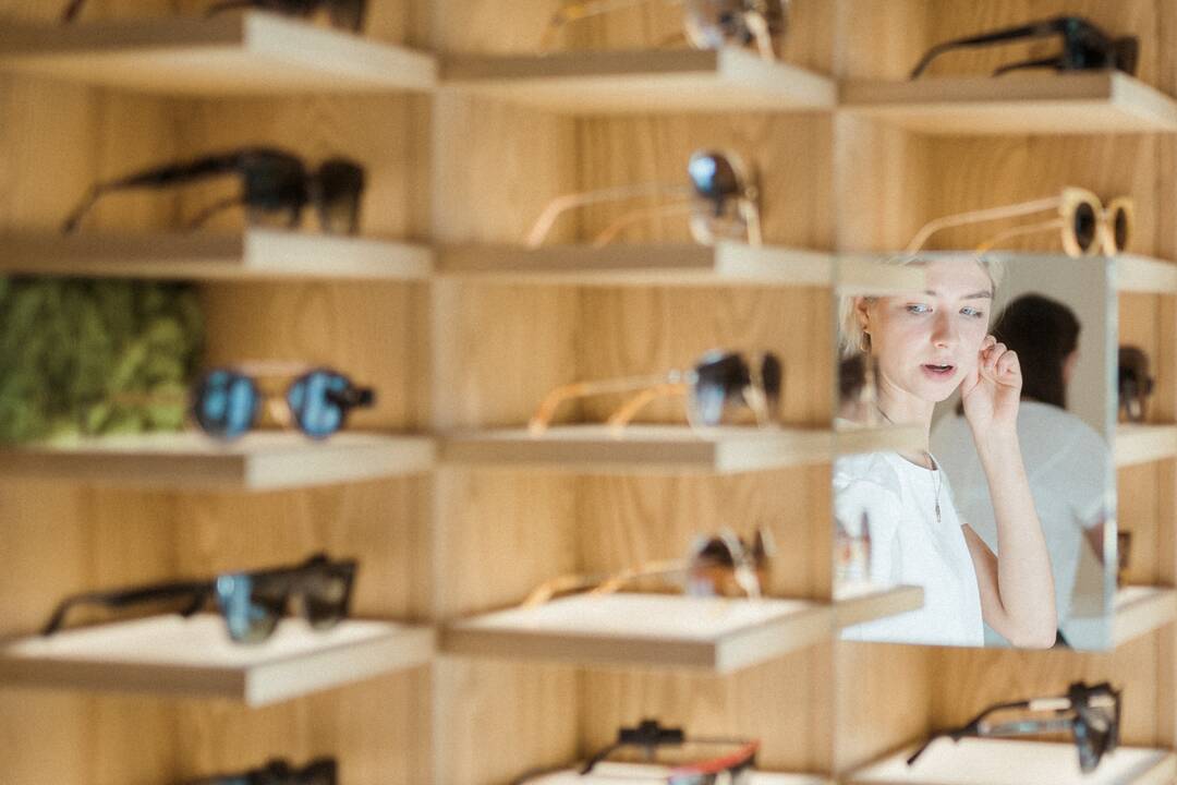 Saulės akiniai ir ultravioletiniai spinduliai žiemą: ką privalu žinoti