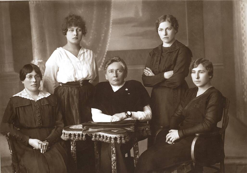 Steigiamojo Seimo narės. Sėdi iš kairės: Emilija Spudaitė-Gvildienė, Gabrielė Petkevičaitė-Bitė, Magdalena Draugelytė-Galdikienė. Stovi iš kairės: Ona Muraškaitė-Račiukaitienė, Salomėja Stakauskaitė