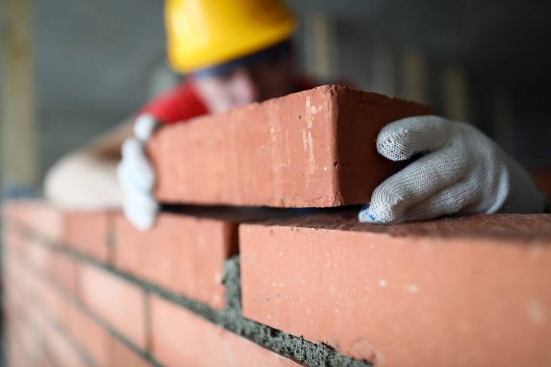 Poreikis: Lietuvoje statybų įmonėms nuolat trūksta įvairių profesijų specialistų, kuriuos bendrovės dažniausiai atsiveža iš kitų šalių.