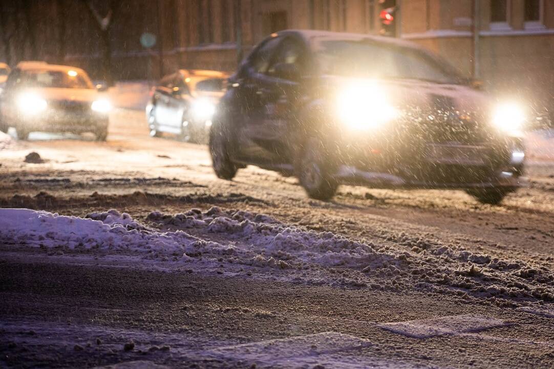 Keliuose yra slidžių ruožų, naktį eismo sąlygas sunkins snygis, pustymas, plikledis