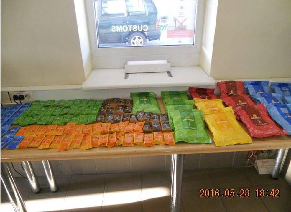 Į Lietuvą nedeklaravus bandyta įvežti 21 kg kaljanui skirto tabako