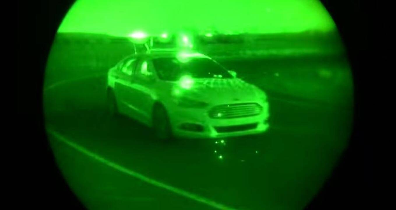 Autonominiai automobiliai tobulėja – gali važiuoti aklinoje tamsoje