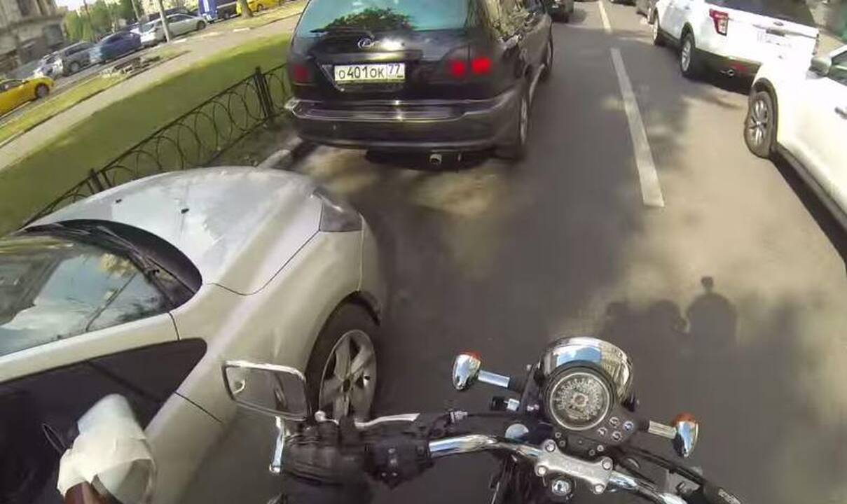 Mergina ant motociklo auklėja šiukšlintojus