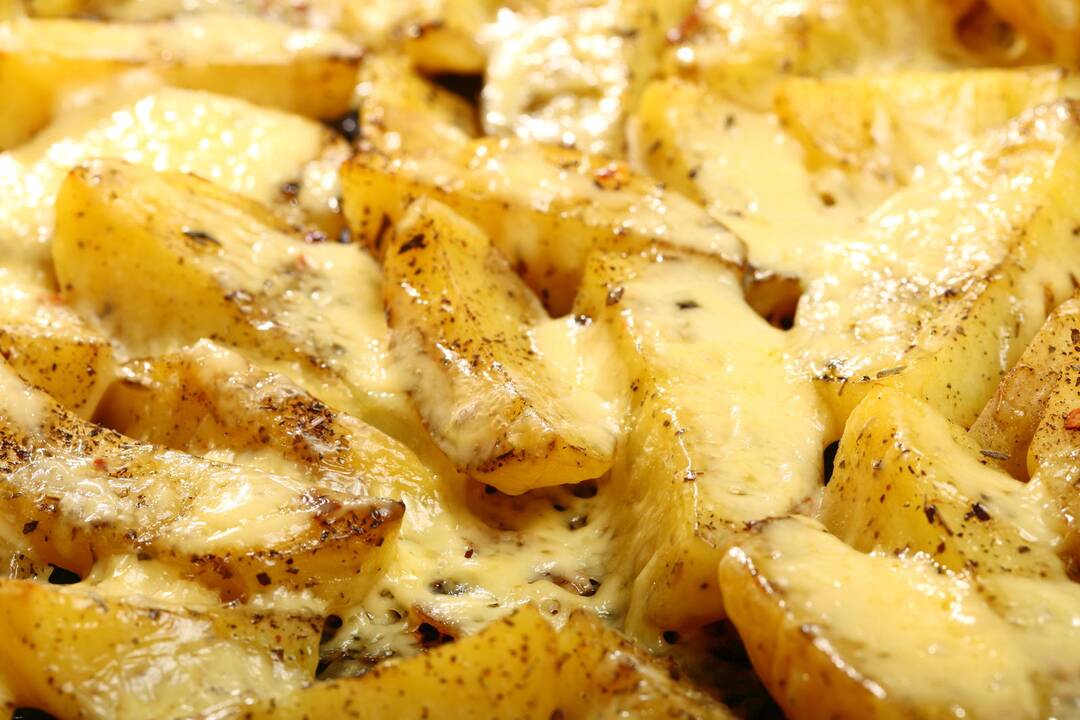 Traškus česnakinis bulvių troškinys