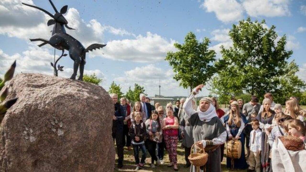 Vilkpėdėje – mitologinė skulptūra su vilko pėdomis