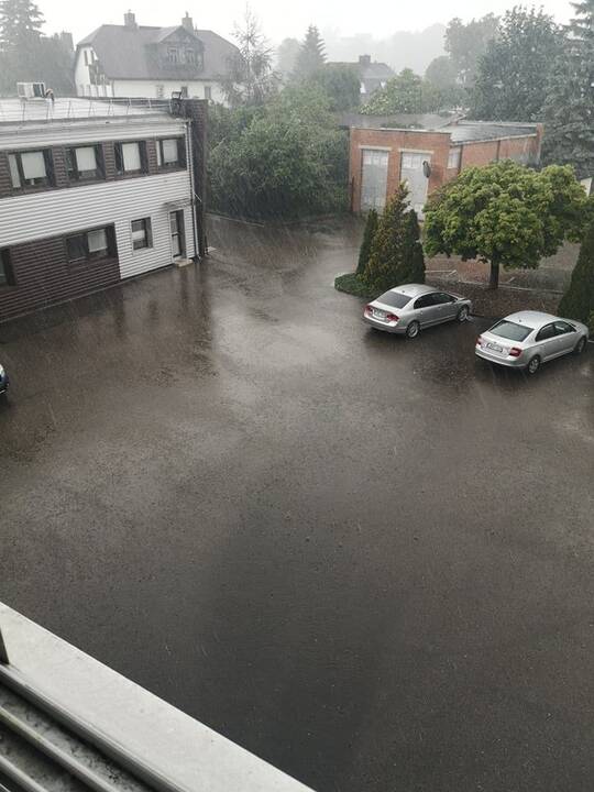 Kauną aptalžė liūtis: krito įspūdingo dydžio ledukai, užlietos gatvės
