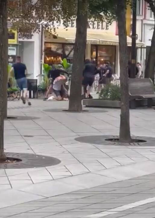 Žiaurios muštynės Laisvės alėjoje: kaukėta gauja lazdomis talžė mafijos veikėjus