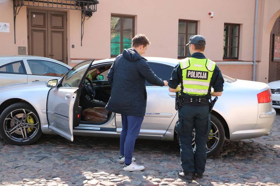 Neeilinis policijos reidas Rotušės aikštėje