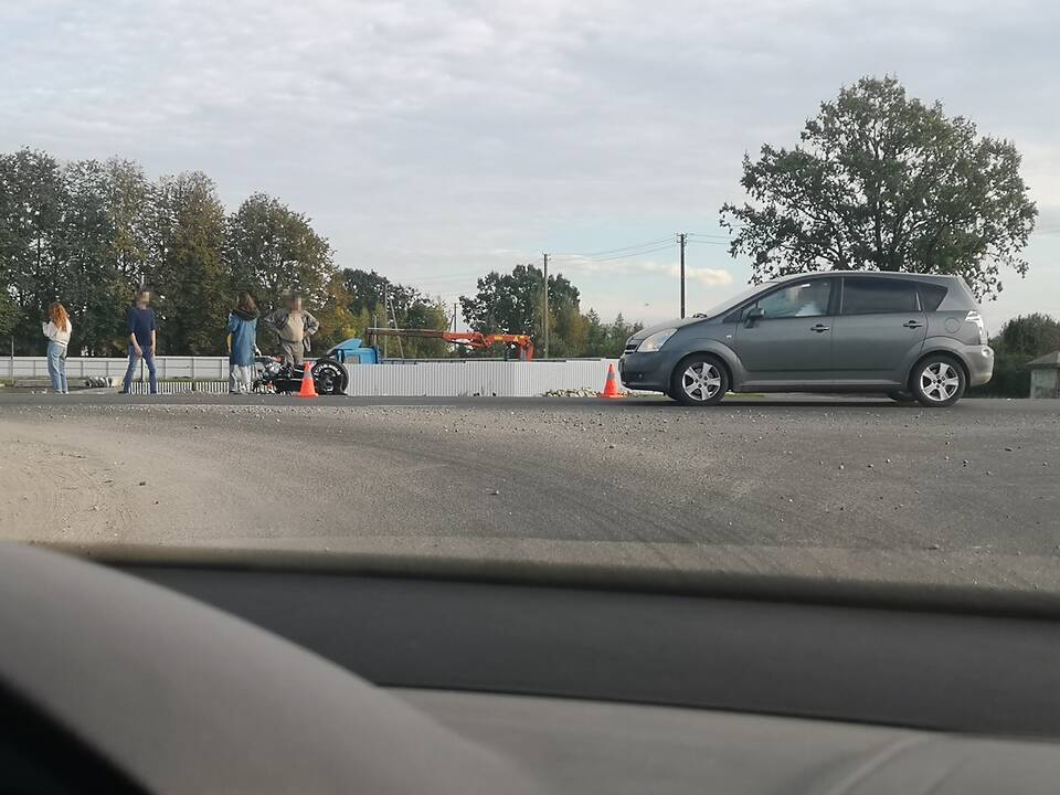 Rokų plente – skaudi avarija: motociklininkui prireikė medikų pagalbos