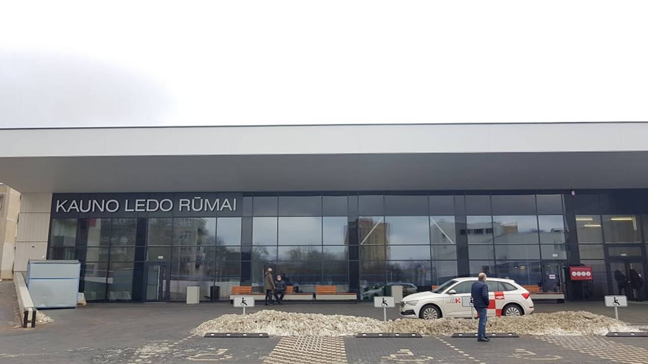 Darbą pradeda didžiausias vakcinavimo centras Lietuvoje – Kauno ledo rūmai