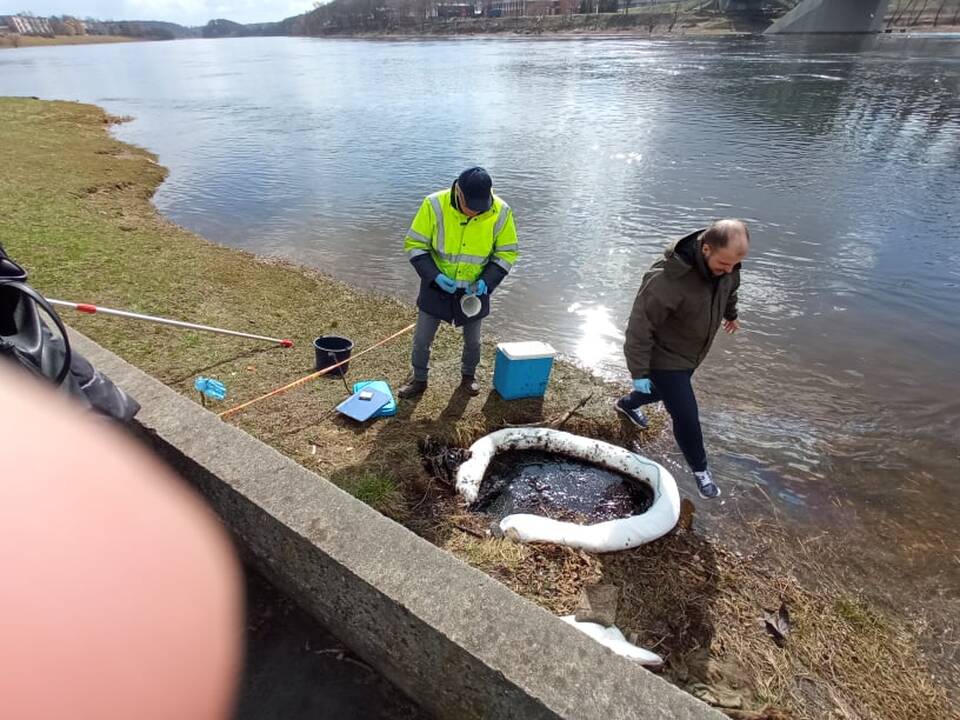Ties Šančiais į Nemuną sruvo tepalai