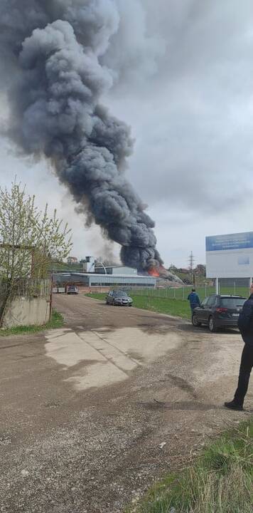 Didžiulis gaisras Kaune – atvira liepsna degė metalo krūva