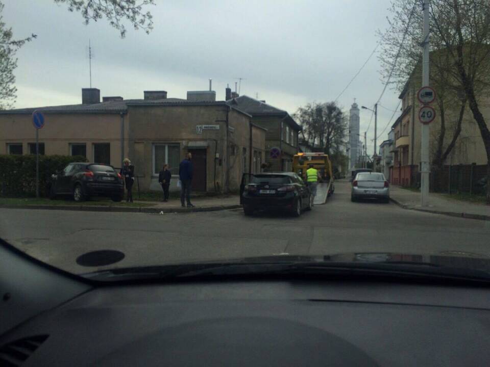 Po susidūrimo „Nissan“ atsidūrė krūmuose