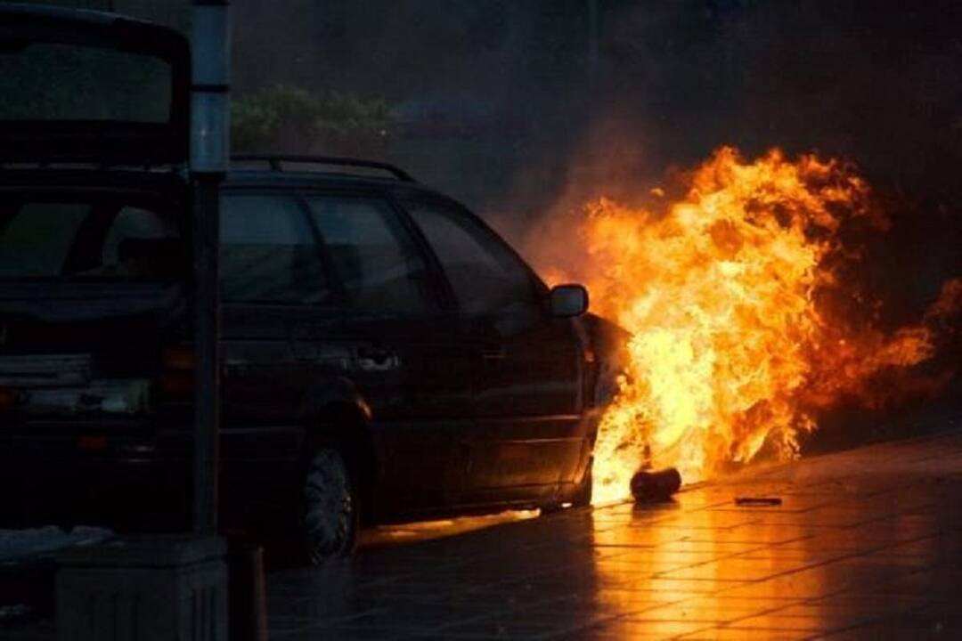 Policija ieško padegėjo, supleškinusio vilniečių automobilius