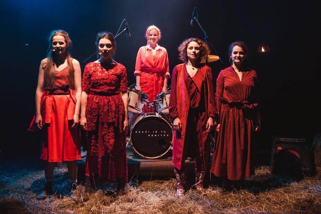 Spalvos: Klaipėdos jaunimo teatro spektaklio-koncerto kūrėjos muzikine kalba piešia ryškių Lietuvos moterų portretus.