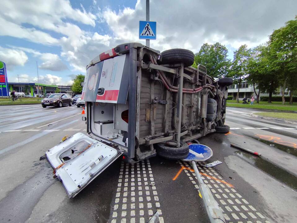 Kaune – stipri medikų automobilio ir „Volvo“ avarija