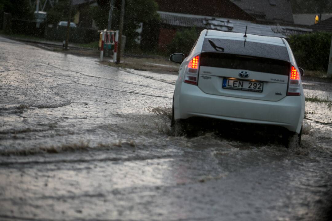 Po alinančios kaitros Kauną nuplovė liūtis