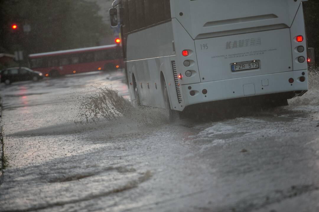 Po alinančios kaitros Kauną nuplovė liūtis