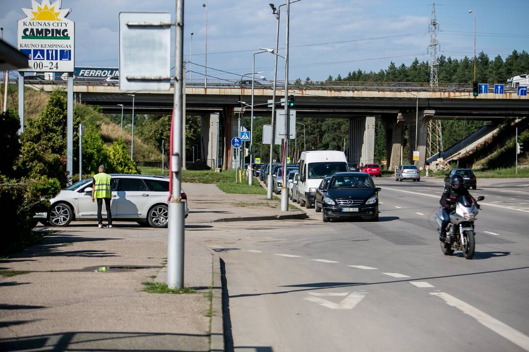 Prie mobilaus patikros punkto Kaune – milžiniška automobilių eilė