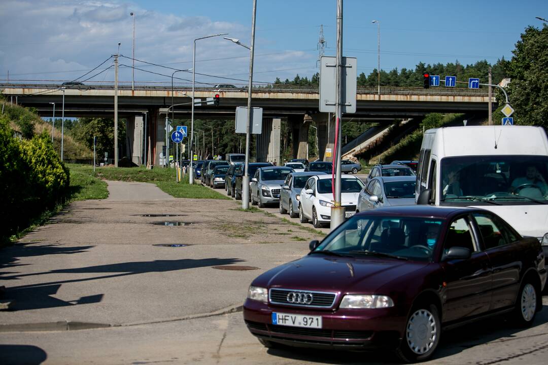 Prie mobilaus patikros punkto Kaune – milžiniška automobilių eilė