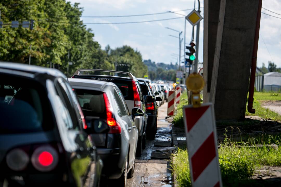 Prie mobilaus patikros punkto Kaune – milžiniška automobilių eilė