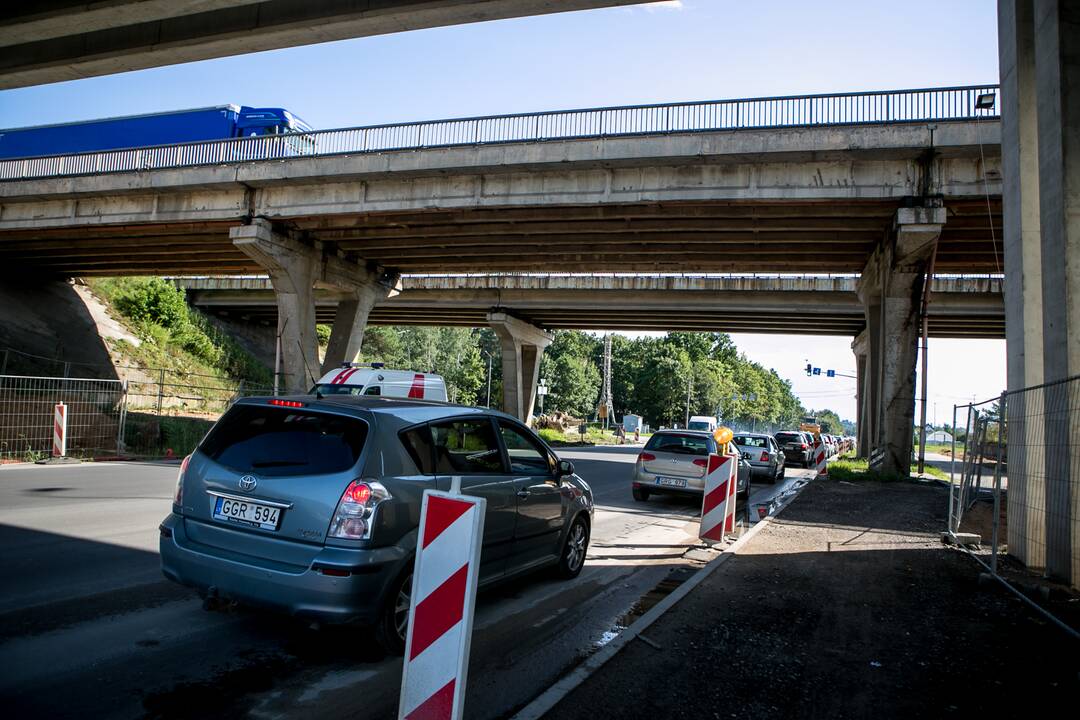 Prie mobilaus patikros punkto Kaune – milžiniška automobilių eilė