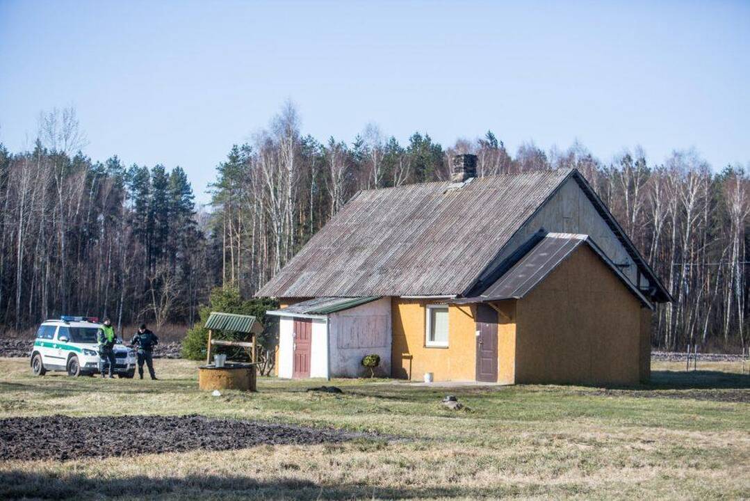 Mįslė: Anupraičių namelyje Gaižėnuose buvo aptikti ne tik keturi nušauti ir vienas sunkiai sužeistas šios šeimos narys, bet ir skrupulingai išardyti šeši mobilieji telefonai.