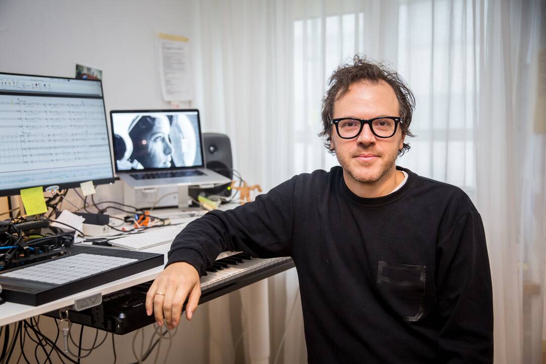 Balansas: "Muzika yra toks savotiškas sėdėjimas savo galvoje, kažkokiame debesyje", – sako J.Jurkūnas, atasvaros ieškantis fizinėje veikožloje – pvz., sodindamas rožes ar kinkydamas jėgos aitvarus.
