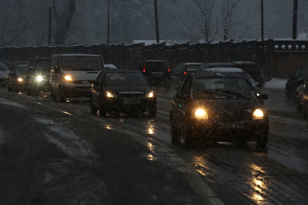 Kelininkai – vairuotojams: naktį eismo sąlygas sunkins šlapdriba, plikledis ir rūkas