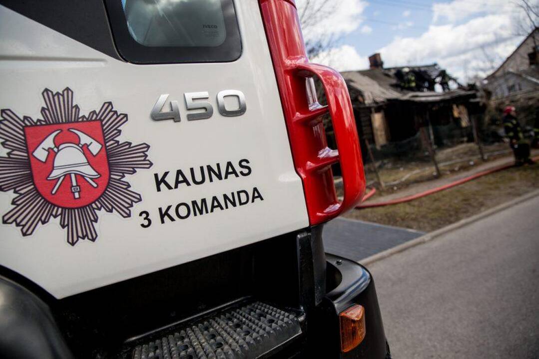 Apleistoje Užliedžių sodyboje kilo gaisras, supleškėjo du pastatai