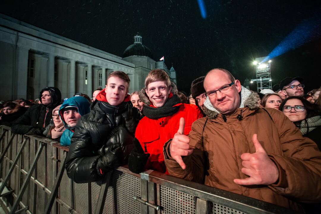 Sostinės Katedros aikštėje suspindo Kalėdų eglė