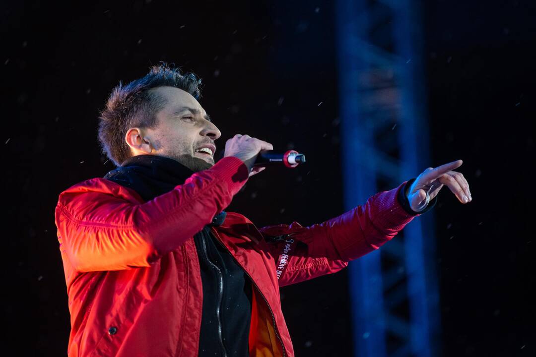 Sostinės Katedros aikštėje suspindo Kalėdų eglė