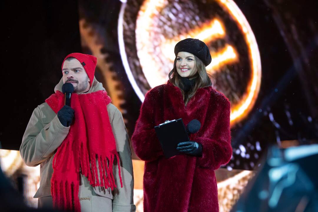 Sostinės Katedros aikštėje suspindo Kalėdų eglė