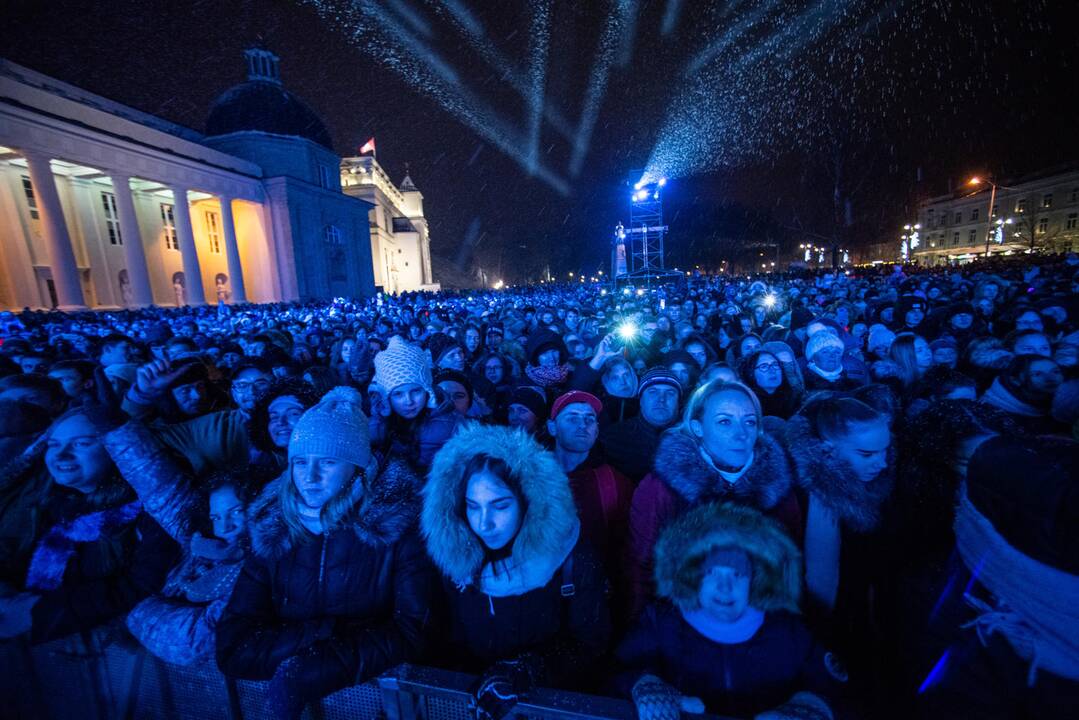 Sostinės Katedros aikštėje suspindo Kalėdų eglė