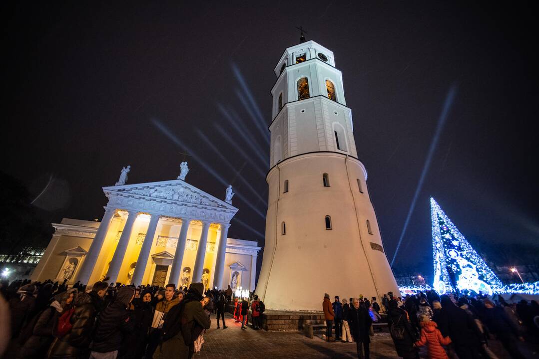 Sostinės Katedros aikštėje suspindo Kalėdų eglė