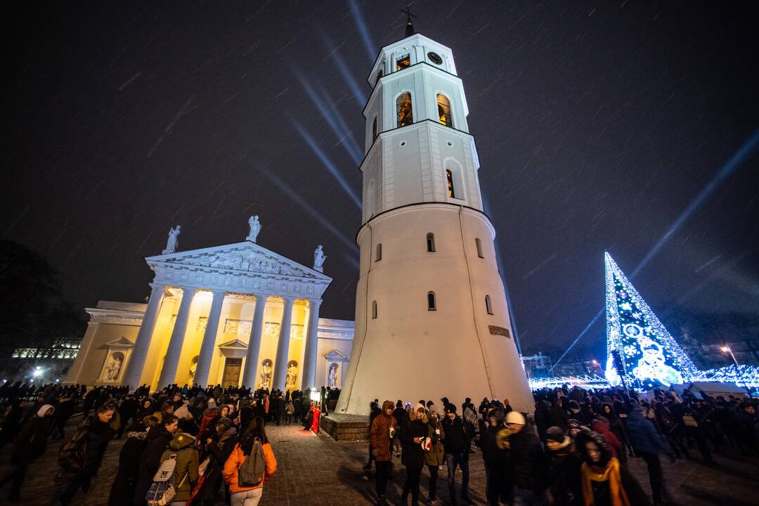 Sostinės Katedros aikštėje suspindo Kalėdų eglė
