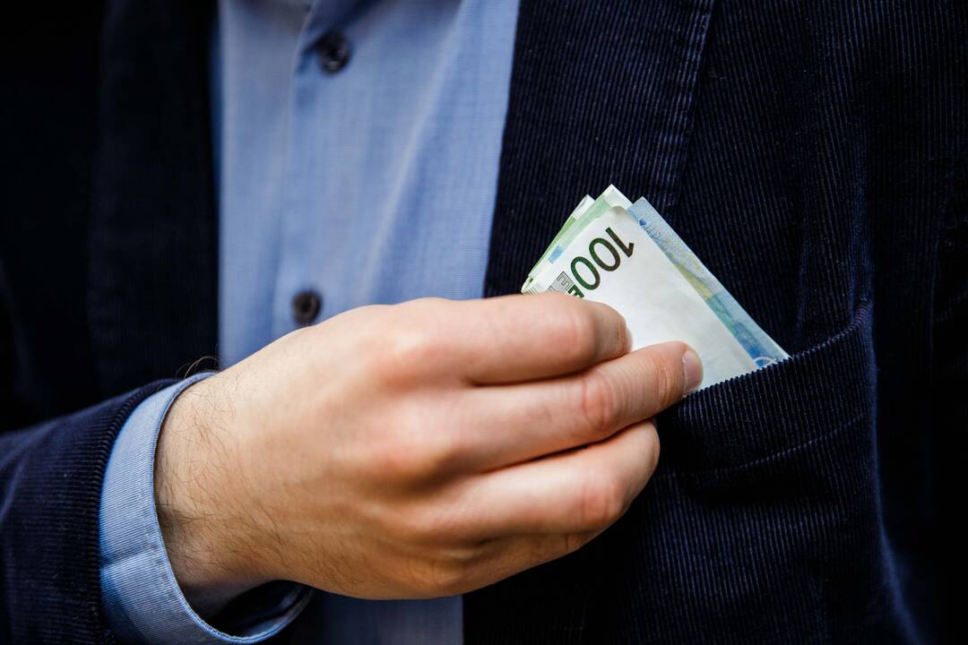 „Išryškėjo veidmainystė“: nepriimta svarbi įstatymo pataisa dėl politikų išeitinių 