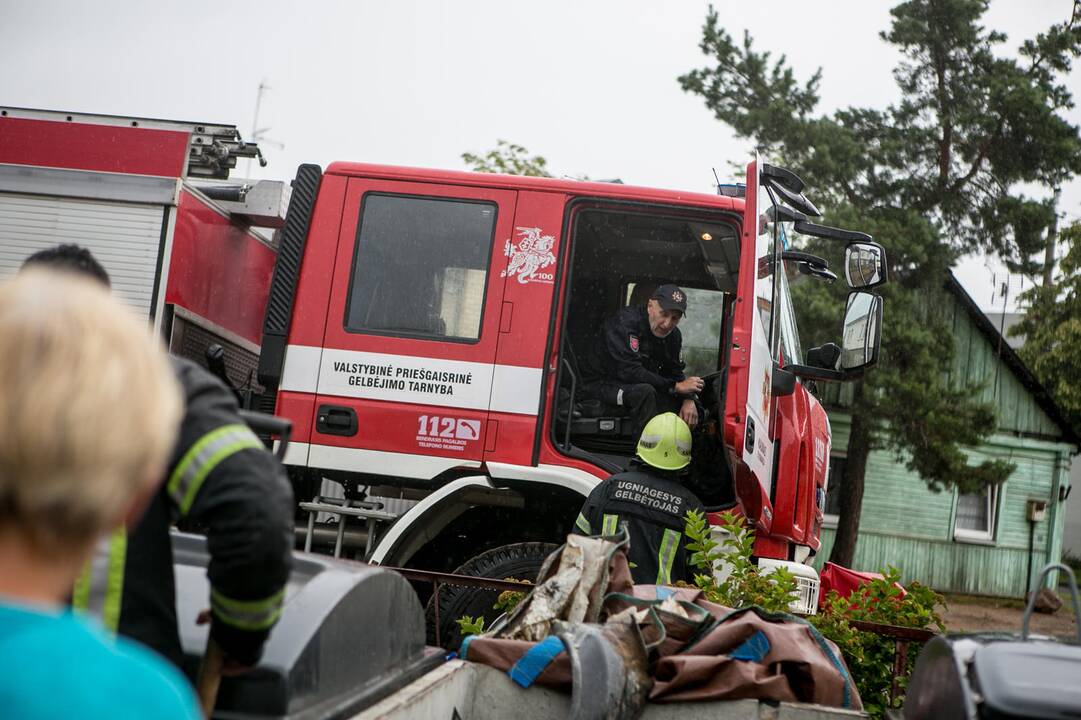 Bevaisė į konteinerį išmesto šunelio gelbėjimo operacija