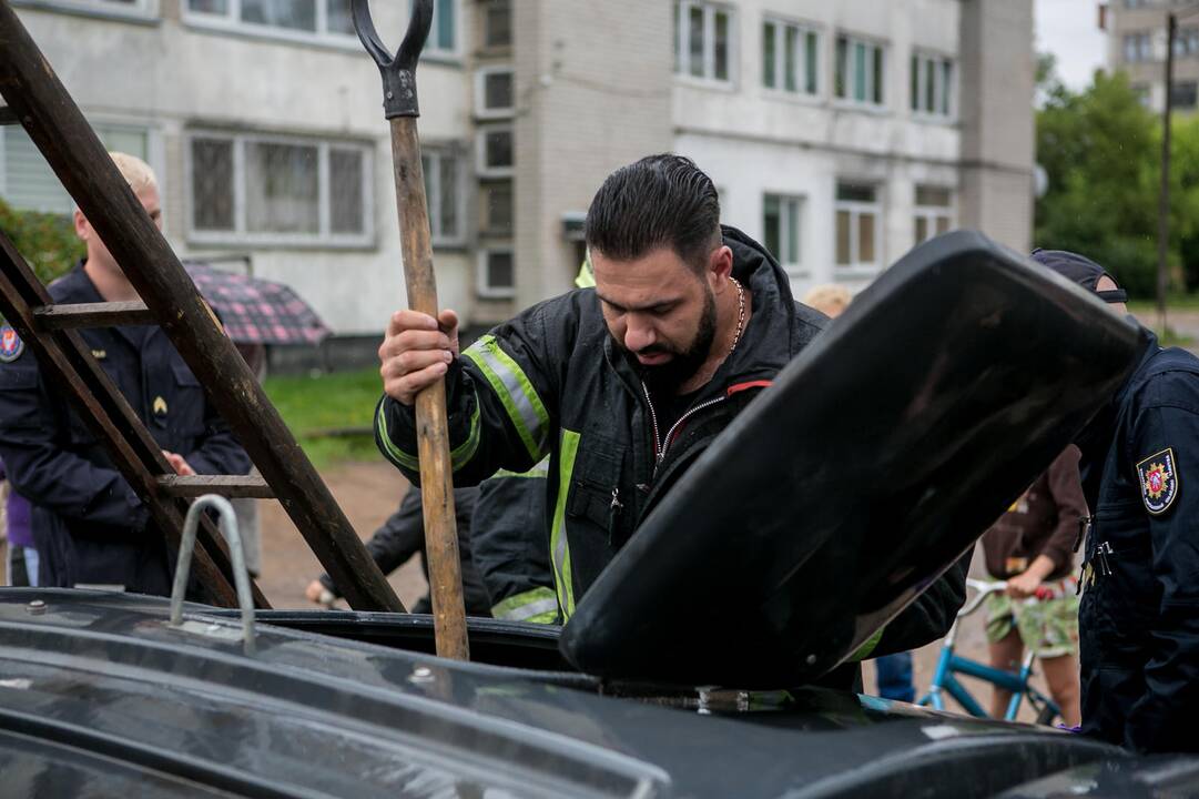 Bevaisė į konteinerį išmesto šunelio gelbėjimo operacija