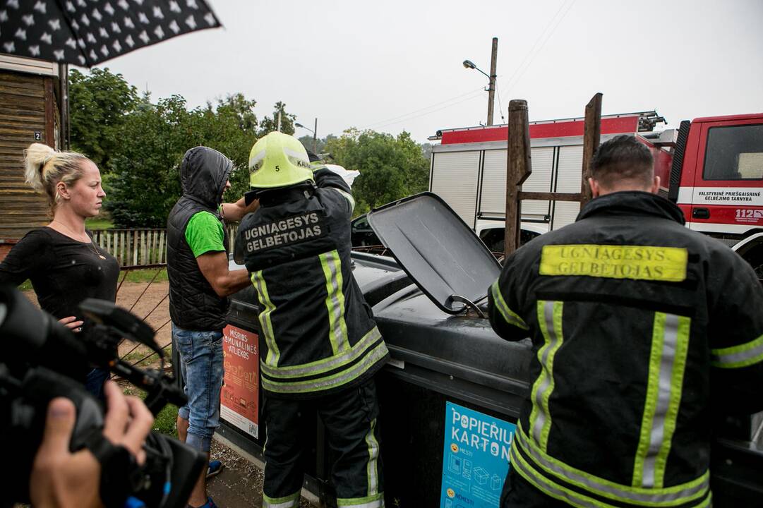 Bevaisė į konteinerį išmesto šunelio gelbėjimo operacija